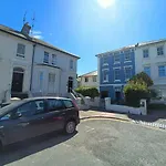 Swish **** Free Carpark **** Train Station 2 Mins