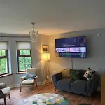 Cheerful 4-Bed Townhouse In Centre Of Newcastle