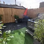 Near Beach, Modern And Spacious 4 Bedroom House, Hot Tub, Wifi, Netflix, Parking