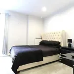 Georgina Beach Luxury 2 Bed Apartment - Walking Distance To Beach