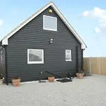 Adorable 1 Bedroom Cottage With Free Parking