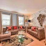 Lisburne Place - Luxury Three Bedroom Town House