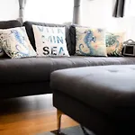 Seaview, Luxury Apartment, 2 Min Walk To Porth Beach