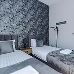 Stylish City Centre Apartment - Near Shops & Bars