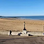 Stylish Newly Renovated Beachfront Getaway Margate