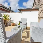 Cosy 1 Bedroom Cottage - Great Location & Parking