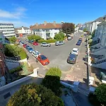 Swanky Pad-Free Carpark. E-Car Charger. Train Station 2M Walking