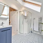 Lisburne Place - Luxury Three Bedroom Town House