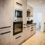 Modern House Sleeps 18 Or Perfect For Large Family.