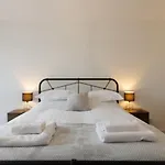 Casa Cella - Centrally Located 4 Bedroom House With Private Driveway And Garden
