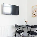 Stylish 3 Bed House, Sleep 7 With Parking