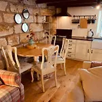 Cosy 400Yr Old Cottage, Flowergate, Whitby, Sleeps 6