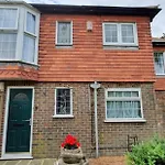 Beautiful 1 Bedroom Cottage With Courtyard.
