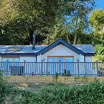 The Brookhouse. Cheerful Tiny House With Seaview.