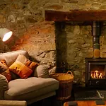 St Davids Hideaway With Roll-Top Bath & Log Burner