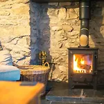 St Davids Hideaway With Roll-Top Bath & Log Burner