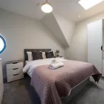 Three Bed Apartment Sleeps 5 In Botanic