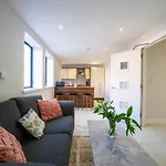 Botanic Apartment Sleeps 6