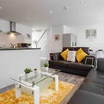 Modern Family Home With Parking-Pem