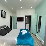 Stunning 4 Bed 4 Bath House In Liverpool
