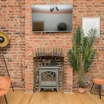 Stylish 2-Bedroom Flat With Patio And Garden
