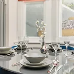 Stylish 2-Bedroom Flat With Patio And Garden