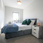Rooftop Apartment At Queens Beautiful Views