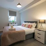 Family Apartment Sleeps 6 In Botanic Queens Area