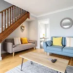 4 Plas Newydd