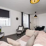 The Croston Balcony Apartment- Morecambe Central Promenade, Beach Front And Sea Views