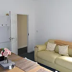 Beach Escape 4 Bedroom House, Sleeps 11, 2 Free Parking, Garden, Wifi, Smart Tv, Newly Decorated