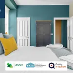 Leith Walk, Is 3 Rooms, King Beds With Tvs, Central Location, Albert Place, Wifi, Sleeps 6, Great For Contractors, Business, Relocation, Groups, Long Stays Welcome, Weekly Or Monthly, Just Ask Sunriseshortlets