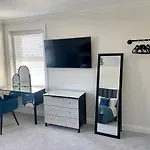 Exquisite Apartment, Stone Throw From The Beach