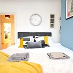Stylish Sea Front 2 Bed Apartment For 6 Guests
