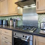 Pass The Keys Stunning 2Br Apt With Balcony Next To Queens Uni
