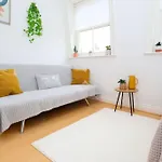 Stylish Sea Front 2 Bed Apartment For 6 Guests
