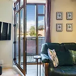 Pass The Keys Stunning 2Br Apt With Balcony Next To Queens Uni