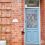Host & Stay - Hutton House