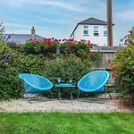 Seafront Apartment Private Garden & Free Parking