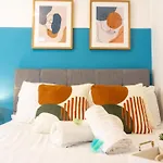 Air Host And Stay - Daisy House - Large 3 Bedroom Sleeps 7 10 Minutes From City Centre