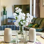 Pass The Keys Stunning 2Br Apt With Balcony Next To Queens Uni