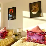 2 Min Walk To The Best Beach! Stunning Newly Refurbished Stylish 2 Bedroom Apartment! - Great Location - Free Parking - Fast Wifi - Smart Tv - Sleeps Up To 4! Close To Bournemouth & Poole Town Centre & Sandbanks