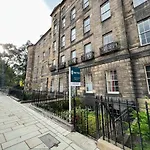 Spacious Flat Sleeps 8 Near Princes Street