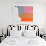 Beachside Retreat 2-Bedroom Gem With Free Private Parking & Outdoor Space