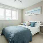 Stunning 2 Bed Apartment, Fabulous Sea View & 2 Minutes To Beach With Parking
