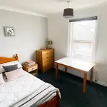Spacious 6 Bedroom House Close To Beaches And Town