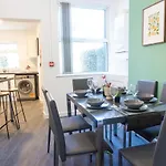 Air Host And Stay - Walton Breck House 3 Bedroom 2 Bathroom Sleeps 6