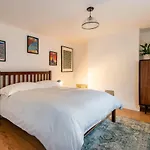 Stylish Underground Flat, Beach 30S, Graffiti Yard