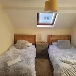Large 5 Bed Town-Centre Home Close To The Beach, Sleeps 9
