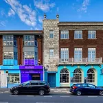 Stylish 1 Bedroom Condo Near Southport Beach